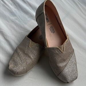 TOMS Women's Sparkling Loafers - Gold and Tan